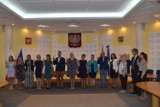 W Suwałkach 16 kolejnych nauczycieli zostało mianowanych. Prezydent Czesław Renkiewicz wręczył im akty potwierdzające awans