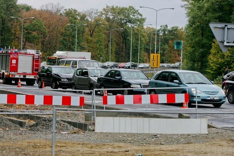 Wrocław: Zderzenie 4 aut przy moście Milenijnym (ZDJĘCIA)