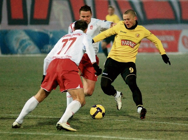 Darvydas Sernas (od prawej) strzelił wyrównującego gola w derbach. Później już dominowali widzewiacy