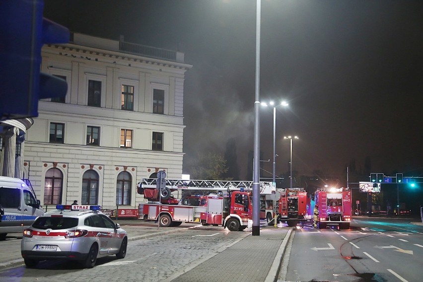 AKTUALIZACJA. 1 osoba nie żyje, 9 jest rannych po pożarze na Dworcu Świebodzkim [FILM, ZDJĘCIA]