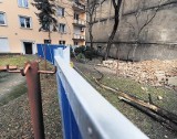 Poznań: Rozbiórka kamienicy pod kontrolą inspektorów i... sąsiadów