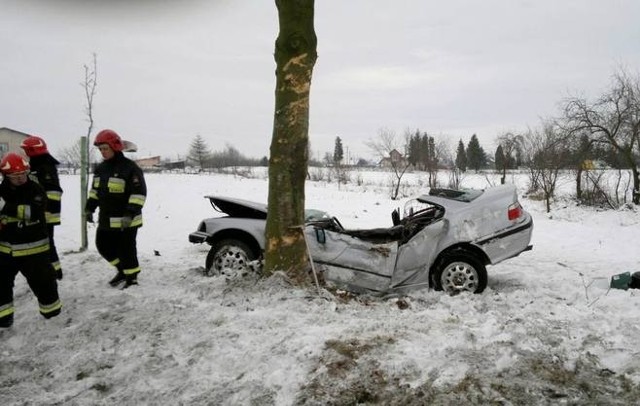 15 grudnia około godziny 9.40 w miejscowości Zawada (powiat zamojski) na trasie K-74 kierujący BMW zjechał na pobocze i uderzył w drzewo. 54-letni kierowca poniósł śmierć na miejscu.Zawada, powiat zamojski: BMW uderzyło w drzewo. Nie żyje kierowca