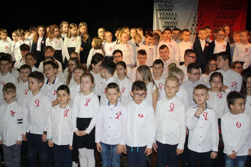 Witkowo: Szkoła Podstawowa nr 1 w ogólnopolskim konkursie "Szkoła Do Hymnu". 360 uczniów zaśpiewało 3 utwory patriotyczne