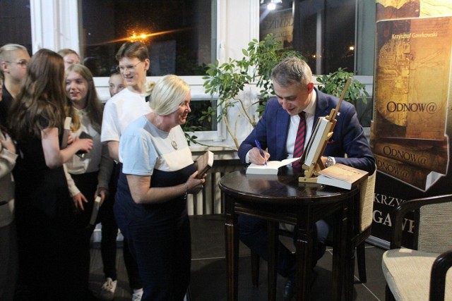 Uczestnicy spotkania z Krzysztofem Gawkowskim w inowrocławskiej bibliotece ustawili się w kolejce po autografy