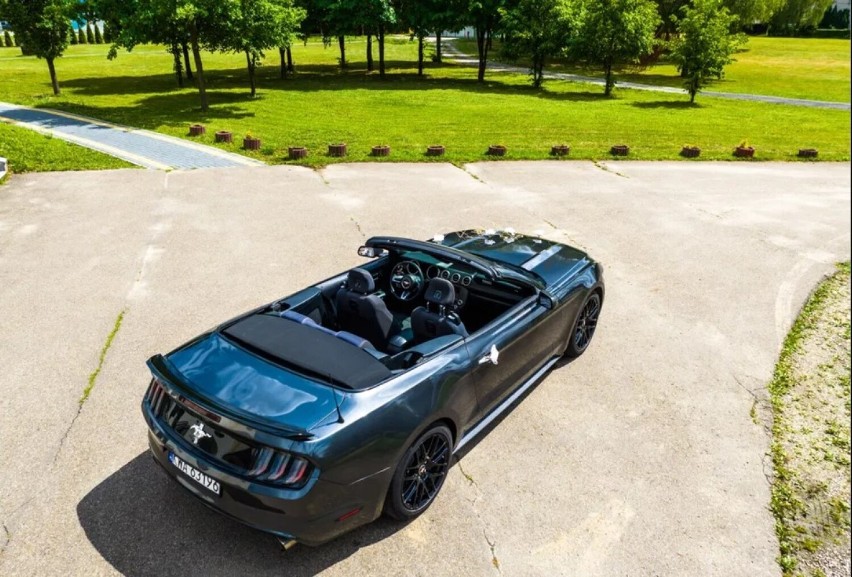 FORD MUSTANG CABRIO - legendarny samochód , który przyciąga...