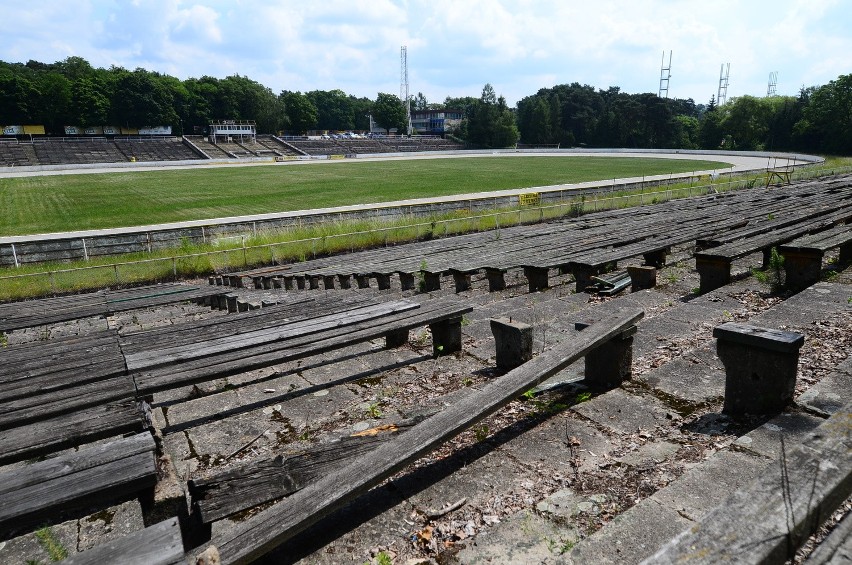 Stadion na Golecinie zieje pustkami, a ławki na  trybunach...