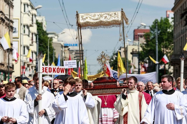 Procesja z Najświętszym Sakramentem przeszła ul. Piotrkowską.