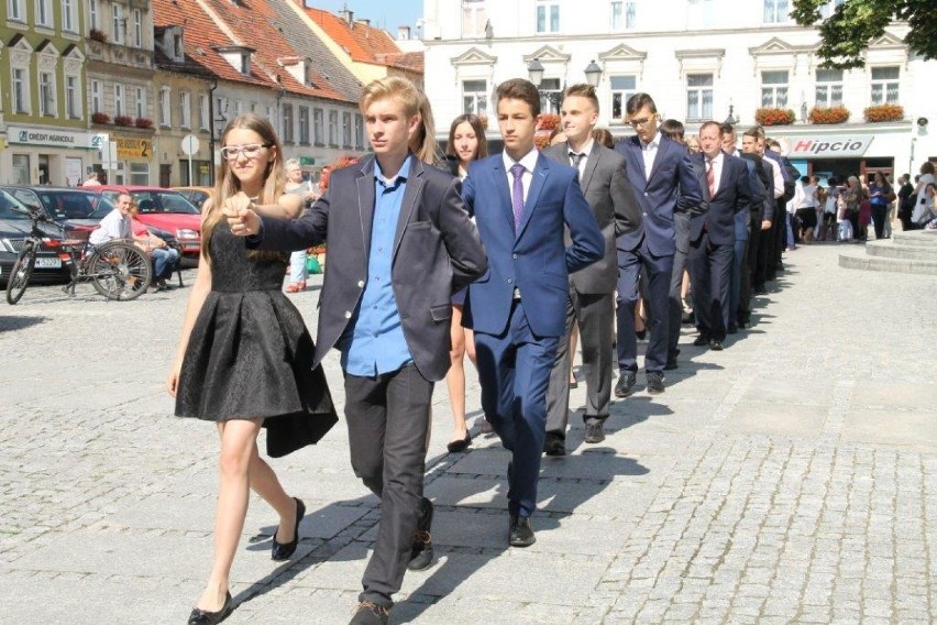 Tanecznie na Rynku w Świebodzicach. Uczniowie witają wakacje 