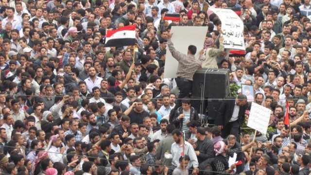 W Syrii nadal trwają wielotysięczne demonstracje (http://www.flickr.com/photos/syriana2011/5650735342/in/photostream/)