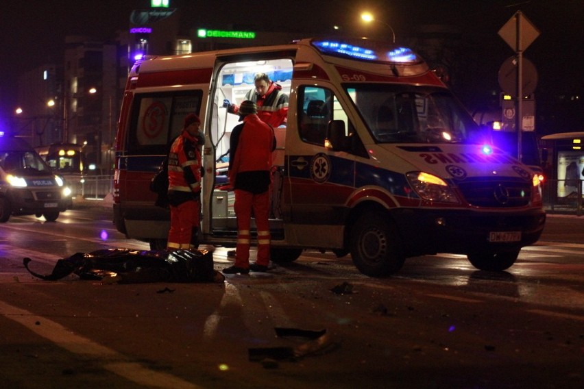 Wrocław: Wypadek na ul. Legnickiej. Pieszy nie żyje (ZDJĘCIA)