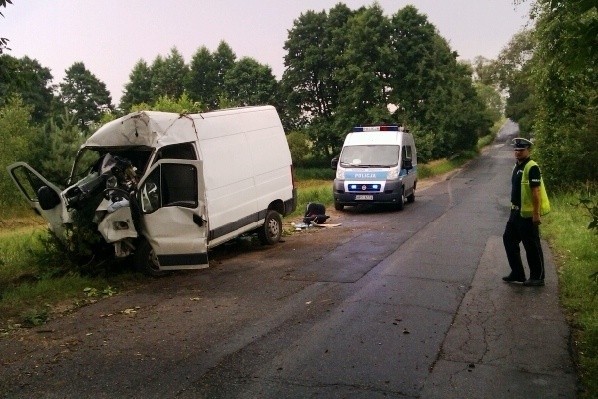 51-letni mężczyzna zginął w wypadku w Łodzi. Prowadzony przez niego fiat ducato rozbił się na drzewie.