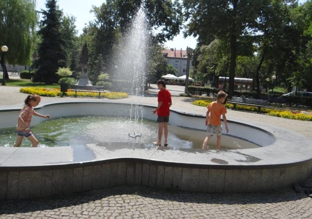 Dzieci ochłody szukają w fontannie na placu 3 Maja