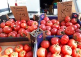 Kwiaty, owoce, warzywa, sadzonki.... Sprawdziliśmy ceny na "zielonym rynku" na placu Bartłomieja w Jaśle [ZDJĘCIA]