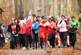 Pobiegli dla Niepodległej. Uczestnicy żarskiego parkrunu  przebiegli pięciokilometrową trasę ubrani w barwy narodowe