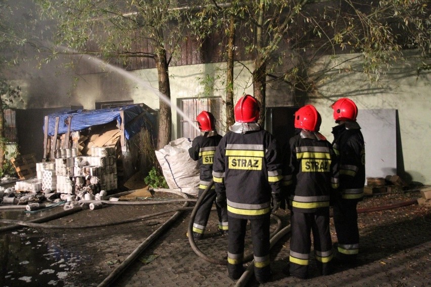 Siedem zastępów straży gasiło pożar magazynów na Sołtysowicach (ZDJĘCIA)