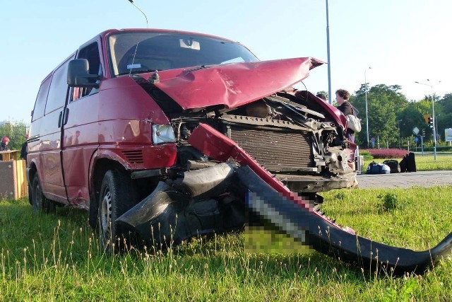 Wypadek na al. Włókniarzy w Łodzi na rondzie Biłyka