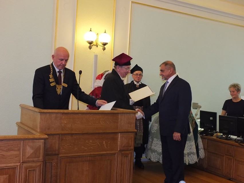 Pierwsza sesja rady Miejskiej w Żywcu. Radni i burmistrz złożyli ślubowanie [ZDJĘCIA]