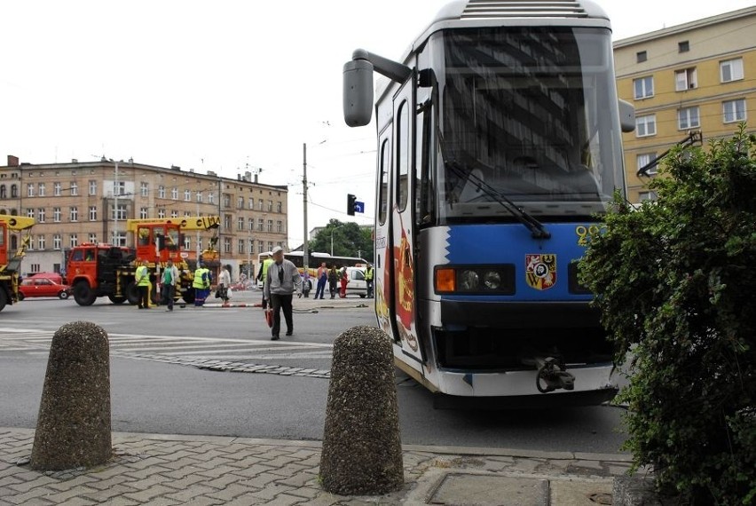 Wrocław: Tramwaj wypadł z torów (ZDJĘCIA)