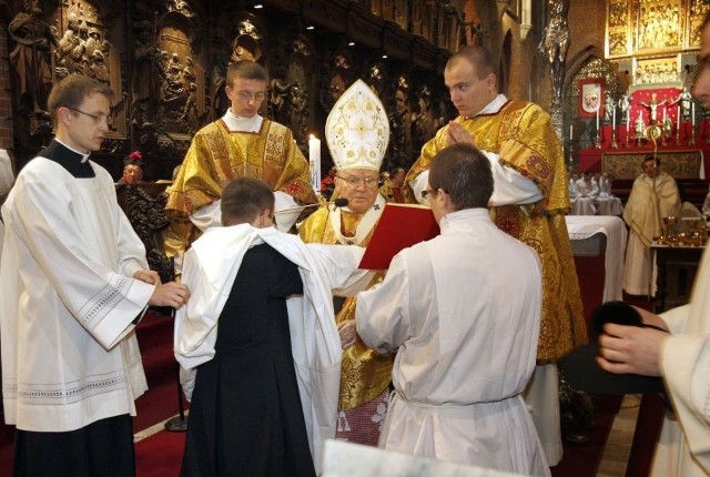 Klerycy, studenci III roku, noszą już sutanny