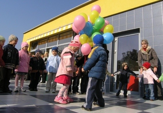 Dzieci wypuściły balony na otwarcie swojego przedszkola