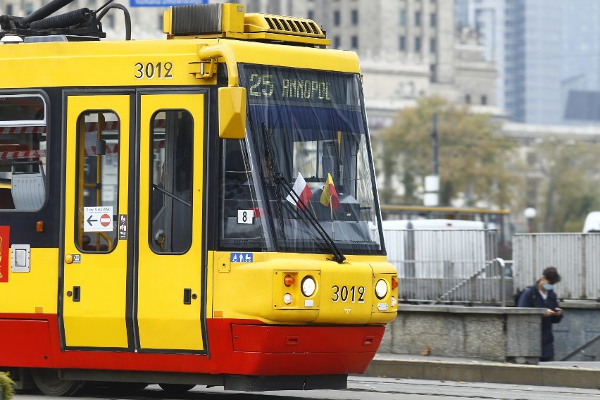 Na autobusach i tramwajach pojawiły się flagi. To znak solidarności ze Strajkiem Kobiet