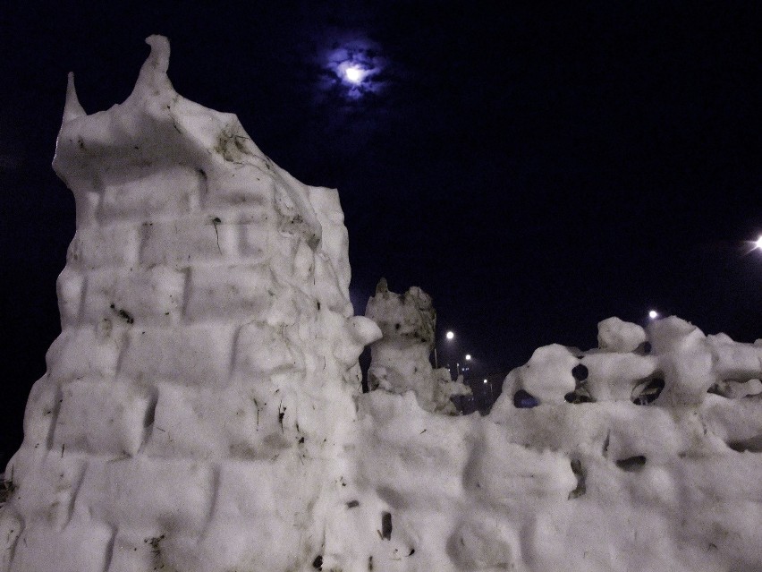 Śnieżny zamek na rondzie w Świdniku (ZDJĘCIA)