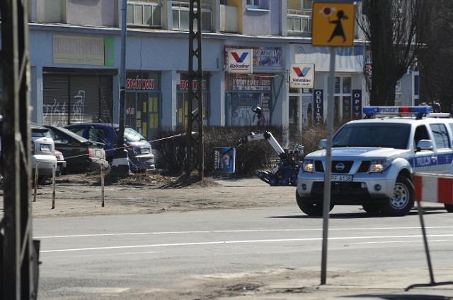 Podejrzaną paczkę przy samochodzie znaleziono w rejonie Łagiewnickiej i Dolnej. Służby miejskie podejrzewały, że może to być bomba.