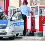 Policjanci z Pelplina tankują radiowozy... w Tczewie