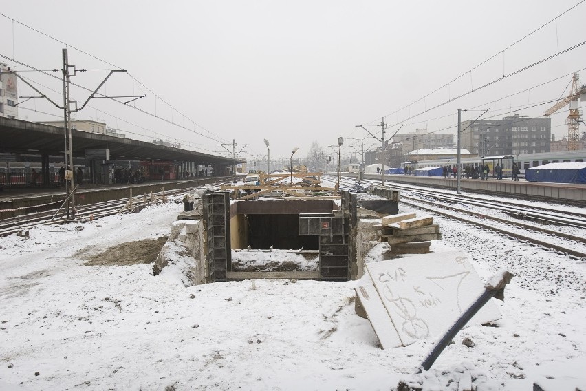 Trwa przebudowa peronu 2 katowickiego dworca PKP [ZDJĘCIA]