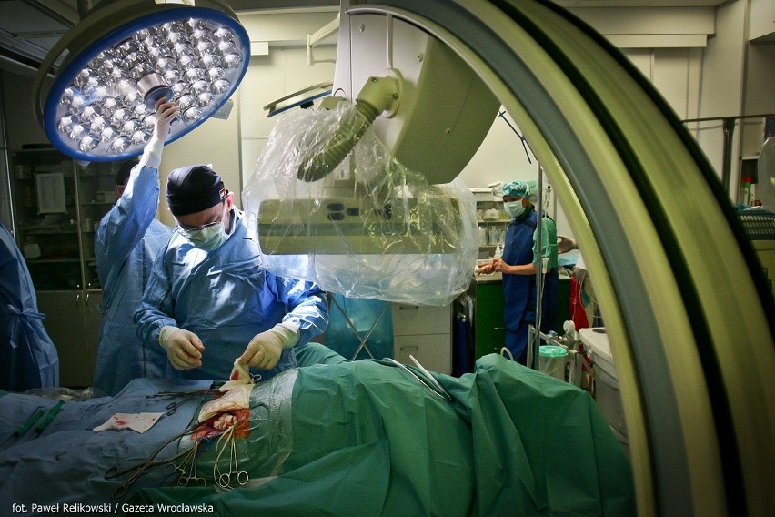 Stentgraft ratunkiem dla osób z tętniakiem aorty. Wszczepiają go we Wrocławiu (ZDJĘCIA)