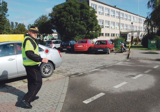 Do końca września Straż Miejska, także z asystą policji, będzie patrolować sąsiedztwo szkoły w każdy dzień nauki