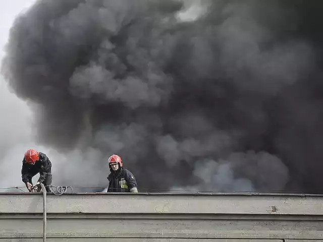 Pożar w dawnej zajezdni tramwajowej przy Dąbrowskiego w Łodzi wybuchł w niedzielę po południu. W poniedziałek rano trwało jeszcze dogaszanie.