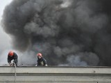 Dogaszanie pożaru w zabytkowej zajezdni tramwajowej Dąbrowskiego w Łodzi [ZDJĘCIA i FILM]