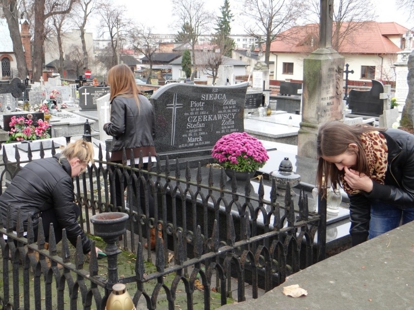 Uczniowie ZSE w Radomsku sprzątali groby na Starym Cmentarzu
