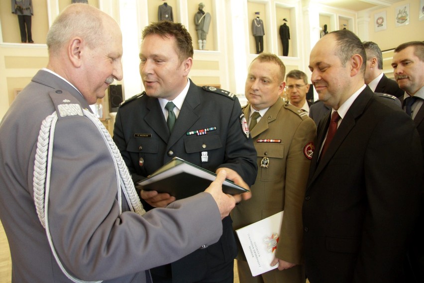 Nadinspektor Igor Parfieniuk na zdjęciu z lewej