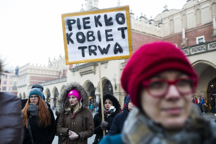 Czarny Protest - kobiety przeciwko wypowiedzeniu konwencji antyprzemocowej [ZDJĘCIA, WIDEO]