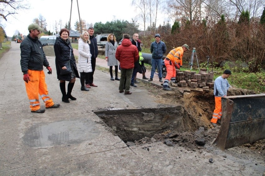 Droga powiatowa Soczewka - Łąck zostanie wyremontowana. Znamy szczegóły. Zobacz, ile będzie kosztował remont drogi i do kiedy potrwają prace