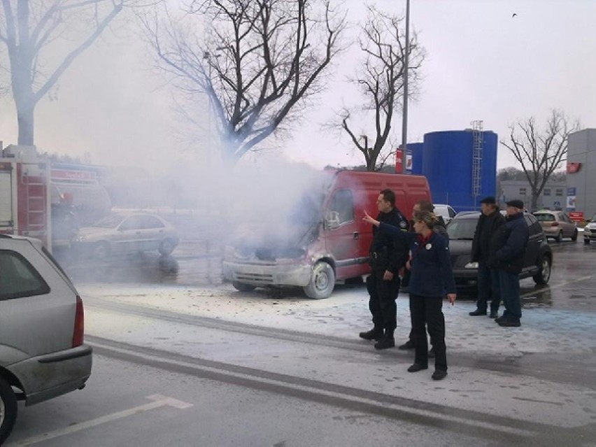 Pożar samochodu na parkingu przed Tesco