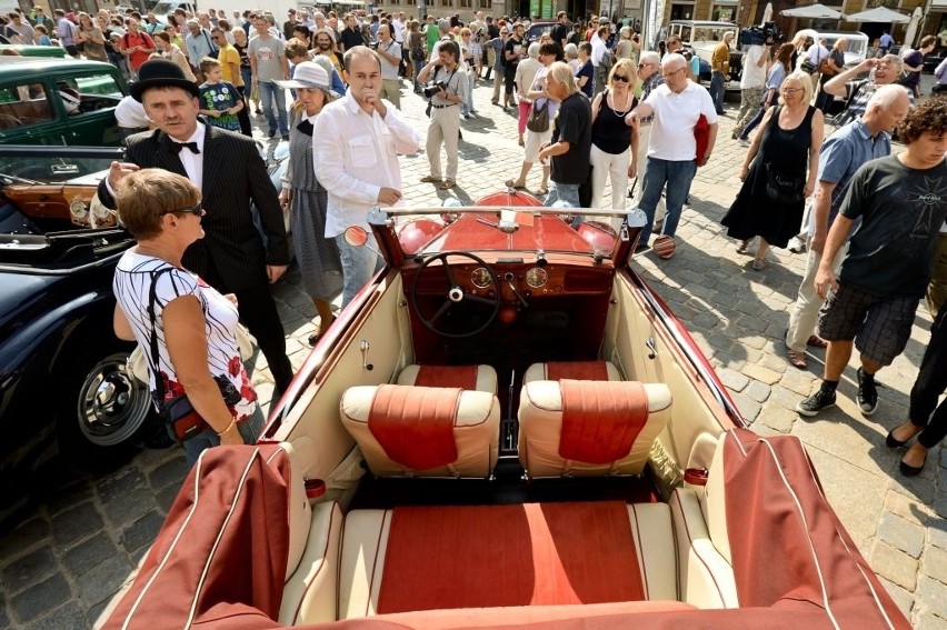 Parada zabytkowych aut we wrocławskim Rynku (ZOBACZ ZDJĘCIA)