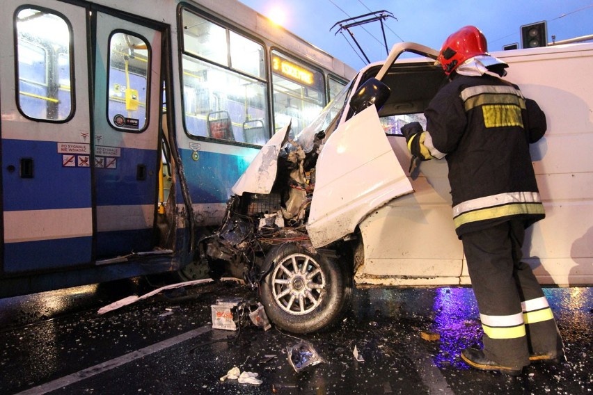 Wrocław: Bus potrącił pieszego i zderzył się z tramwajem