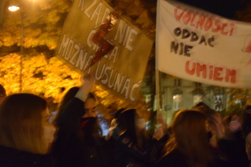 Protest kobiet w Witkowie. Zebrało się kilkuset uczestników. Kilkadziesiąt osób stało pod kościołem [FOTO, FILM]