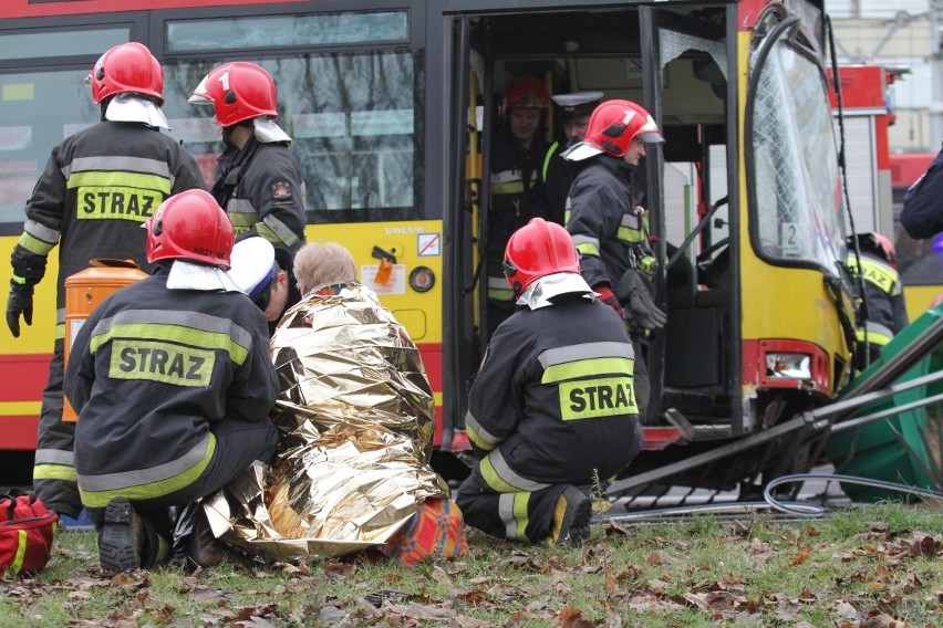 Wrocław: Autobus staranował przystanek na pl. Jana Pawła II. Jedna osoba nie żyje (ZDJĘCIA, FILM)