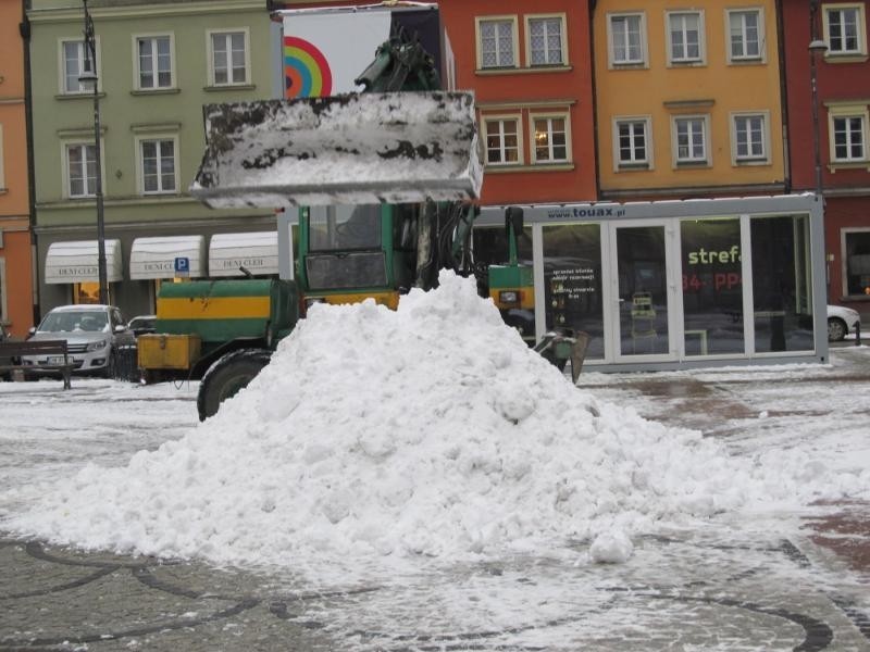 Wrocław: Pługi zakończyły odśnieżanie ulic. Śnieg usunięty też z Solnego (ZDJĘCIA)