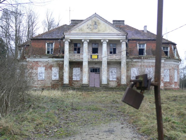 Pałac w Słupi obecnie jest zdewastowany i nadaje się do generalnego remontu.