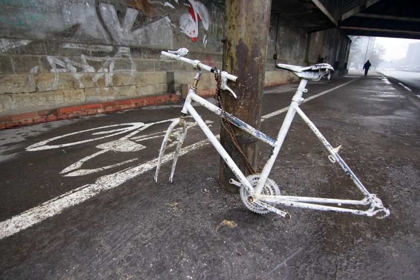 Wrocław: &quot;Ghost bike&quot; przy Legnickiej okradziony z kół (ZDJĘCIA)