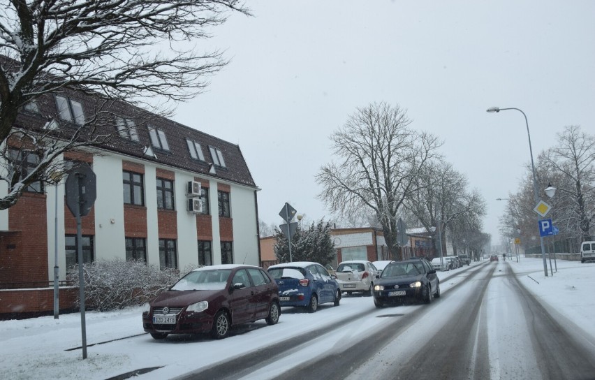 Zduńska Wola znów pod śniegiem. Jaka sytuacja na ulicach w...