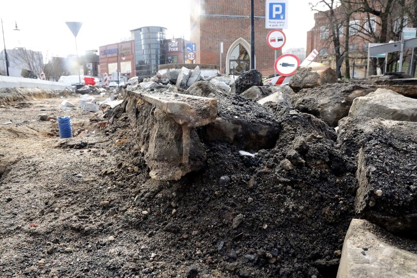 Remont ulicy Pocztowej w Legnicy. Odkryto tory tramwajowe, zobaczcie zdjęcia