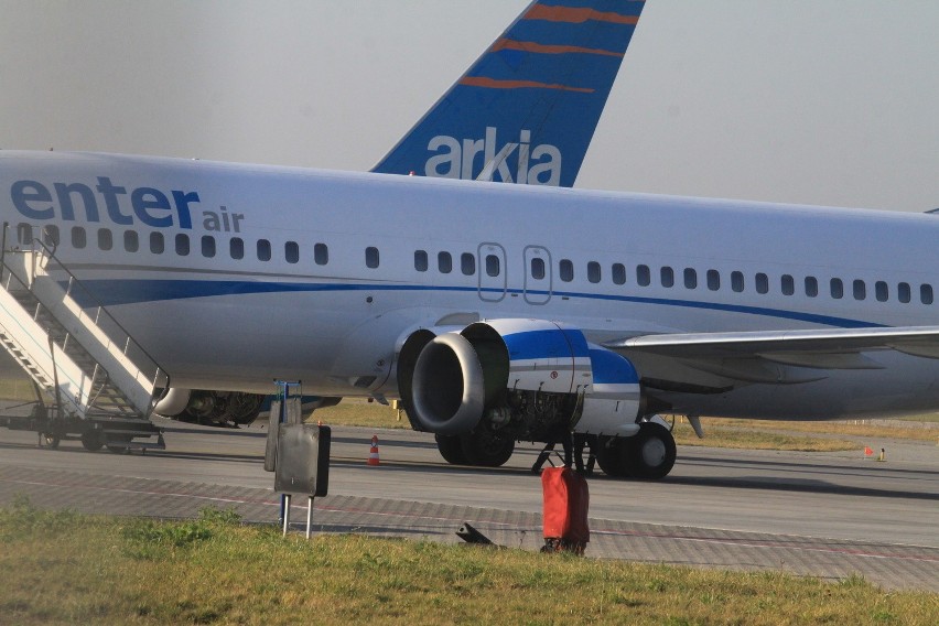 Awaryjne lądowanie Boeinga 737 w Pyrzowicach [ZDJĘCIA i WIDEO]