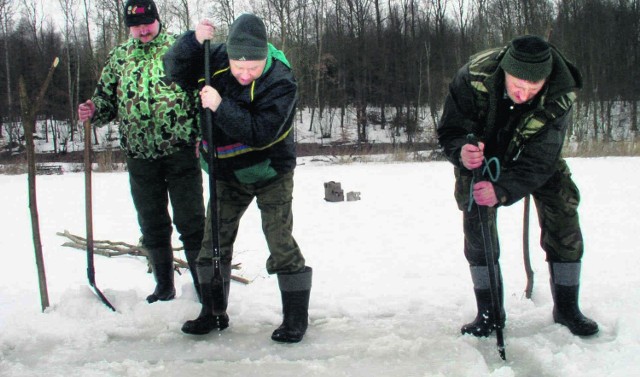Przed każdym łowieniem ryb należy sprawdzić grubość lodu za pomocą świdra lub piki