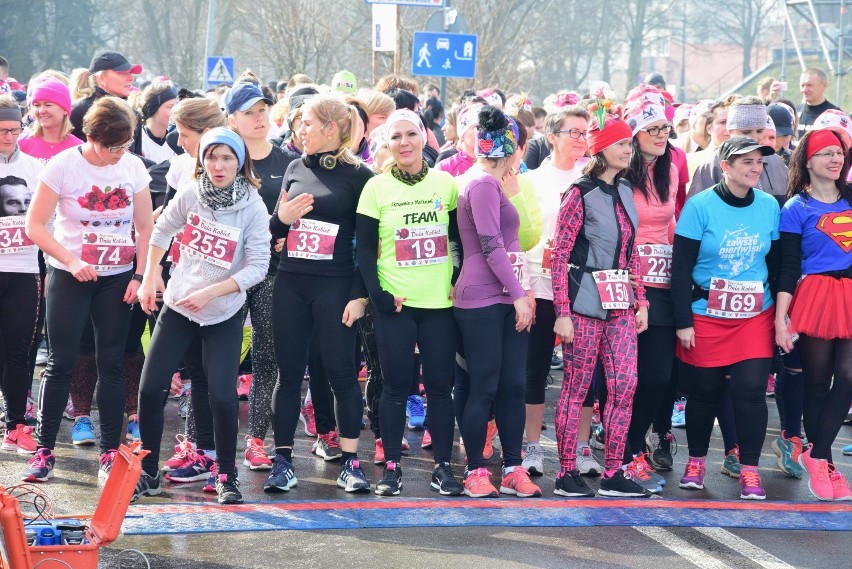 Bieg z okazji Dnia Kobiet 2018 w Malborku [ZDJĘCIA, cz. 1]. "100 lat" i panie w pierwszych rzędach